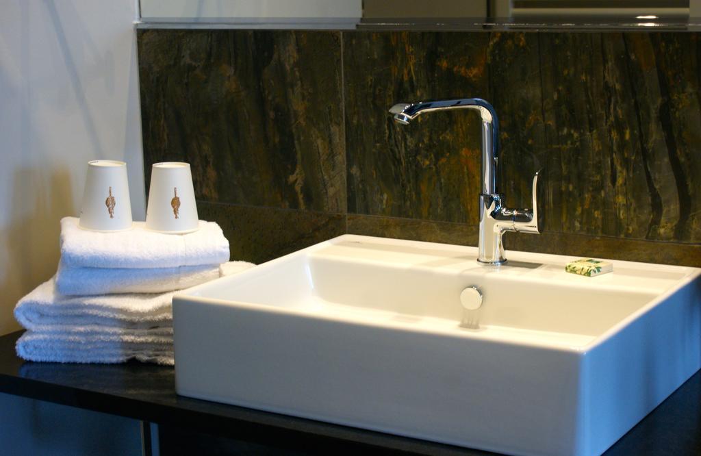 Emmerich Hotel Goerlitz 객실 사진 A modern lavatory