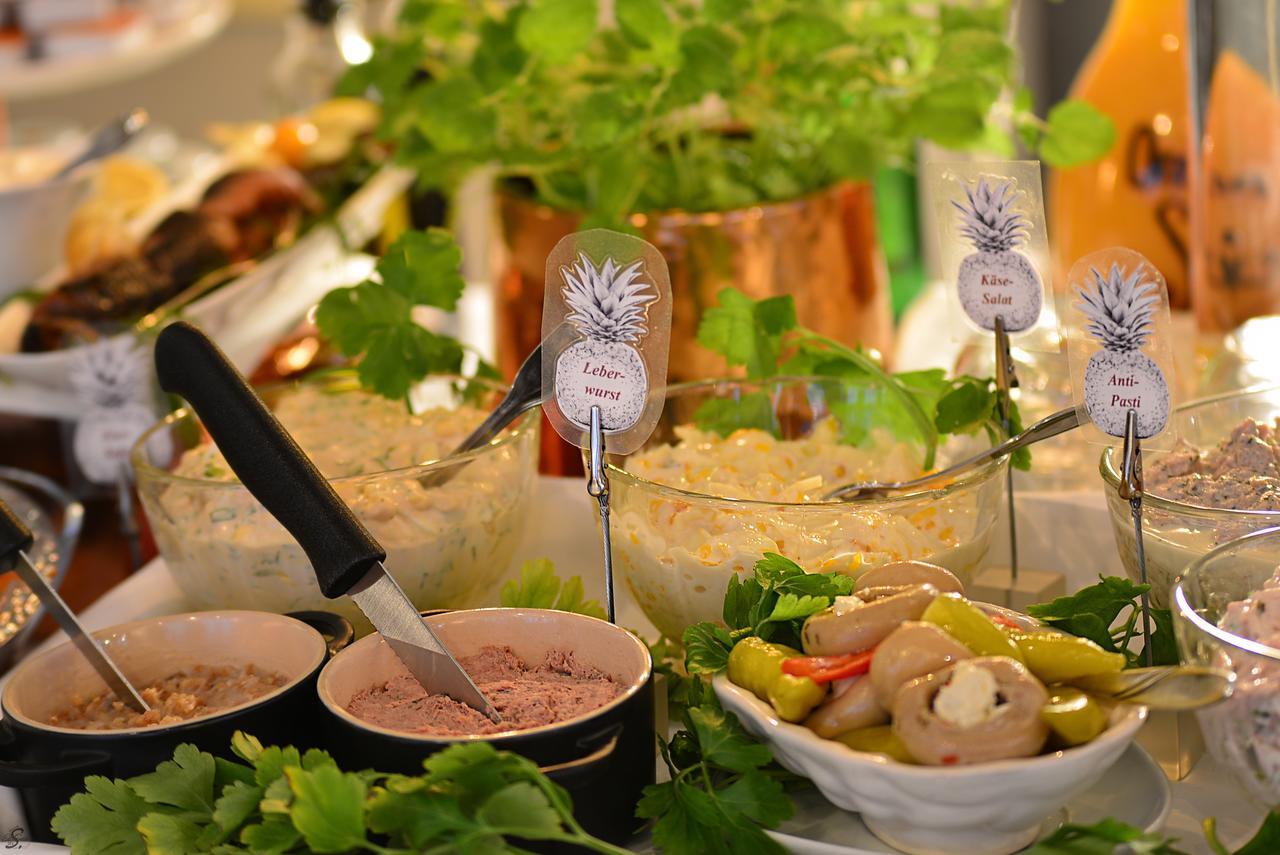 Emmerich Hotel Goerlitz 외부 사진 A buffet with a selection of food